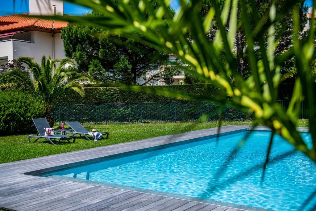 Bazén v ubytování Hôtel Jules Verne Biarritz nebo v jeho okolí