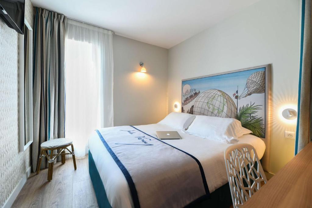 Postel nebo postele na pokoji v ubytování Hôtel Jules Verne Biarritz