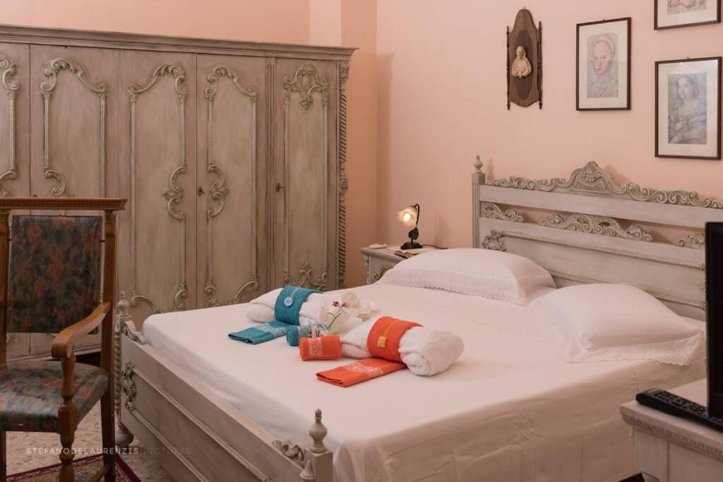 una cama blanca con un osito de peluche sobre ella en Casa Vacanza Zia Nunziatina, en Copertino