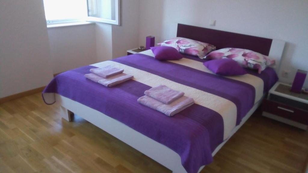 sypialnia z dużym łóżkiem z ręcznikami w obiekcie Beautiful 3-Bed Villa in Zaton Mali w mieście Zaton Doli