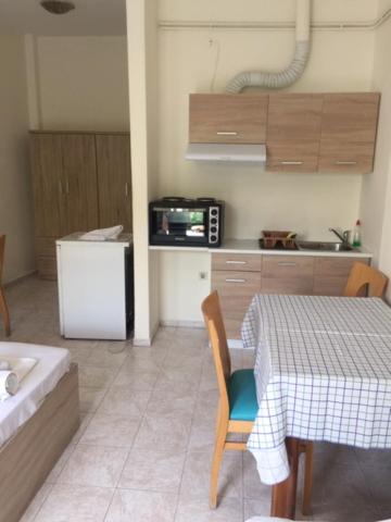 Despina Lymperi Hotel Apartments tesisinde mutfak veya mini mutfak