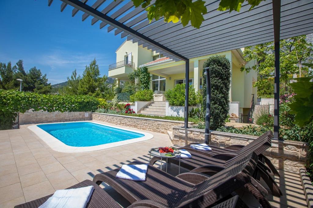 Bazén v ubytovaní Holiday house Luna in Makarska with private pool alebo v jeho blízkosti