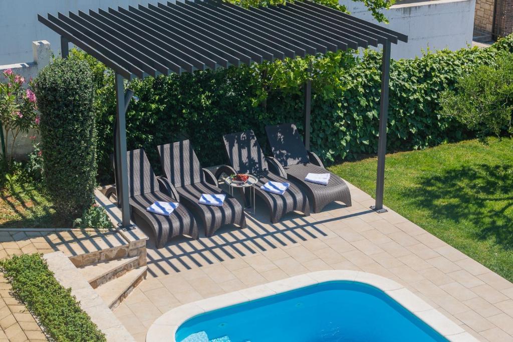 Bazén v ubytovaní Holiday house Luna in Makarska with private pool alebo v jeho blízkosti