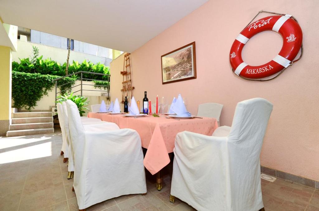 Posedenie v ubytovaní Holiday house Luna in Makarska with private pool