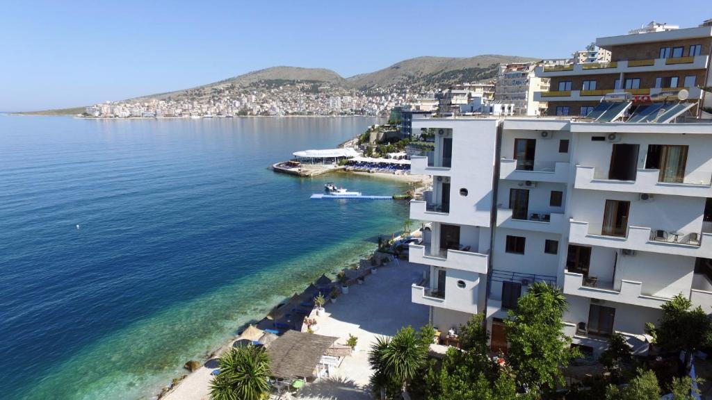 una vista de una masa de agua con edificios en Blue Bay Hotel, en Sarandë