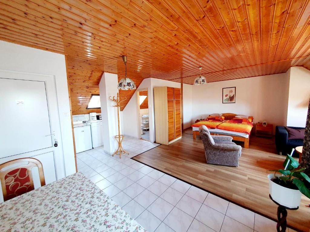 Postel nebo postele na pokoji v ubytování Nemes Apartmanház