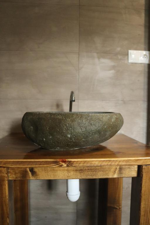 a stone sink sitting on top of a wooden table at apartmány Kynast in Albrechtice v Jizerských horách