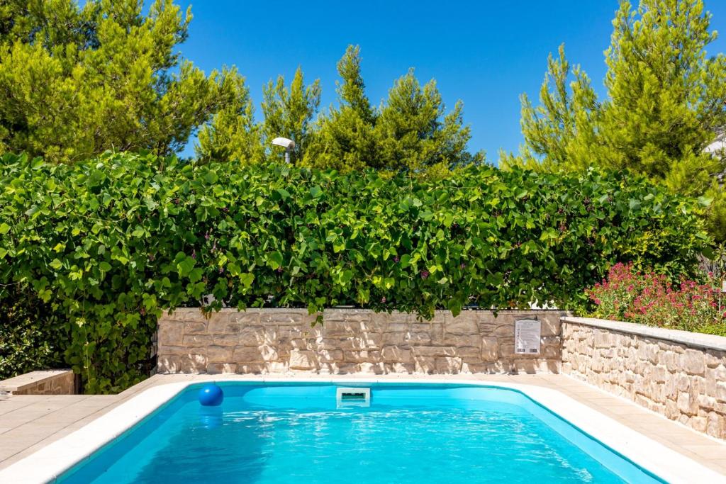 Bazén v ubytovaní Holiday house Luna in Makarska with private pool alebo v jeho blízkosti