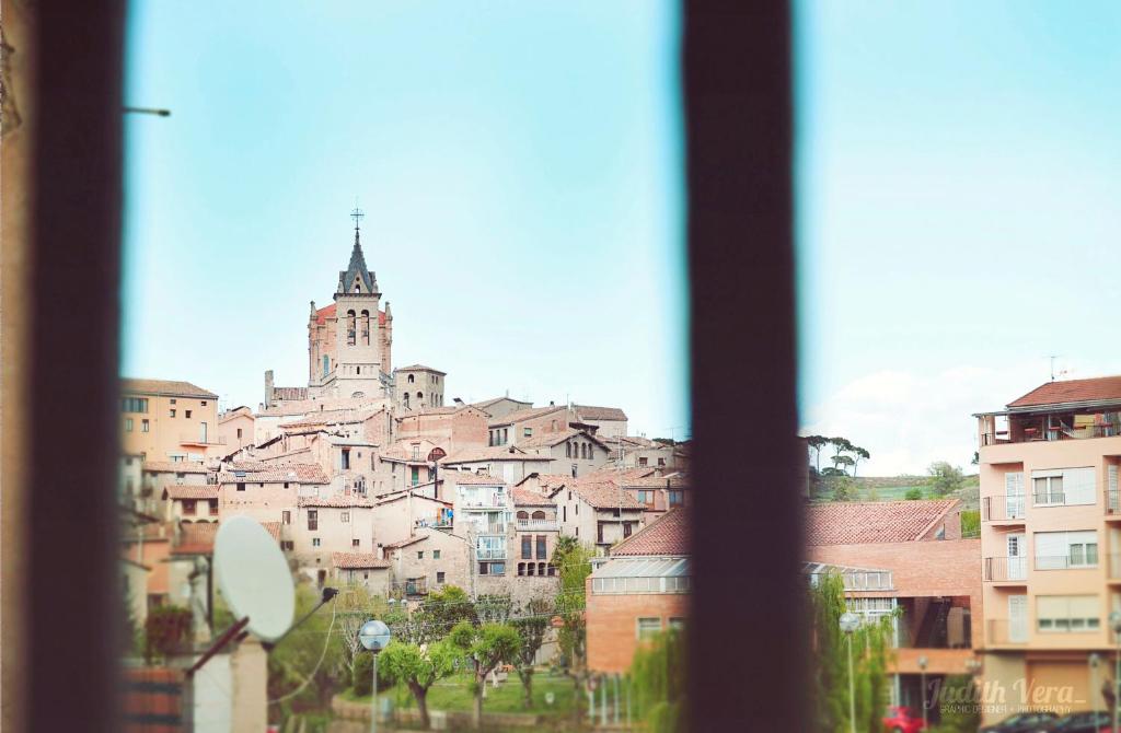 Nespecifikovaný výhled na destinaci Gironella nebo výhled na město při pohledu z penzionu
