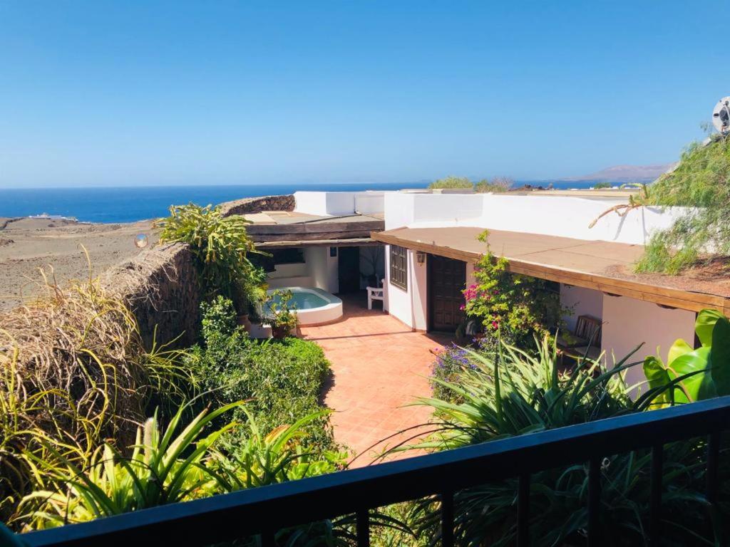 vista di una casa con l'oceano sullo sfondo di Beautiful 3-Bed vacation House in Macher a Mácher