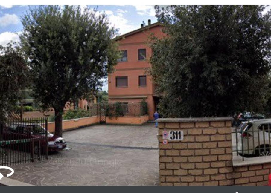 un edificio con un parcheggio di fronte di B&B Roma Nord 311 a Roma