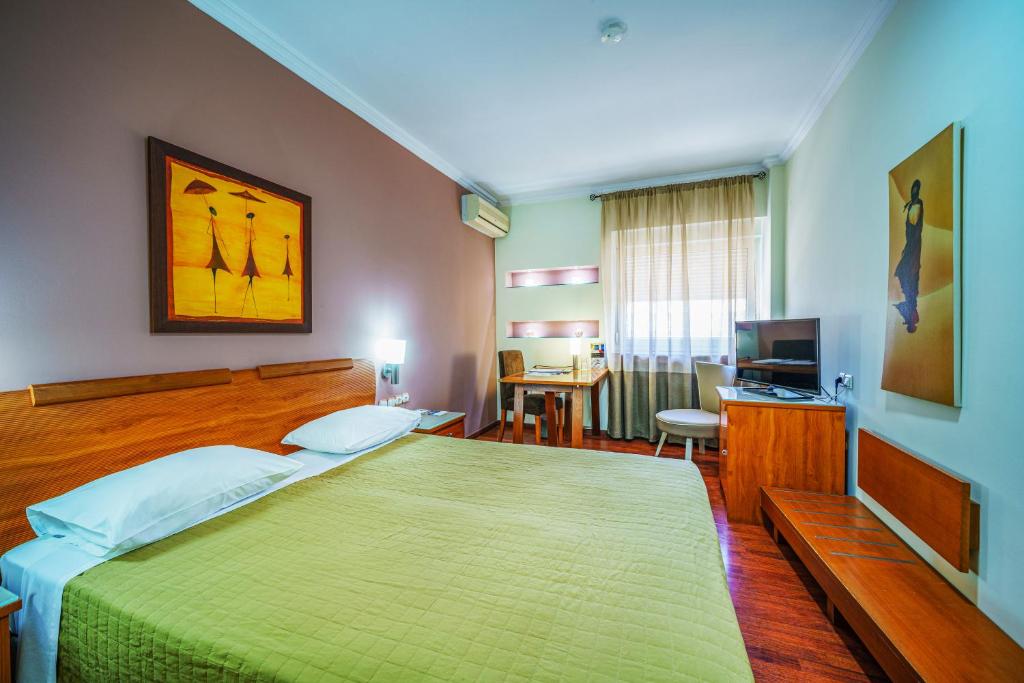 
Family Room (2 Adults + 2 Children)
