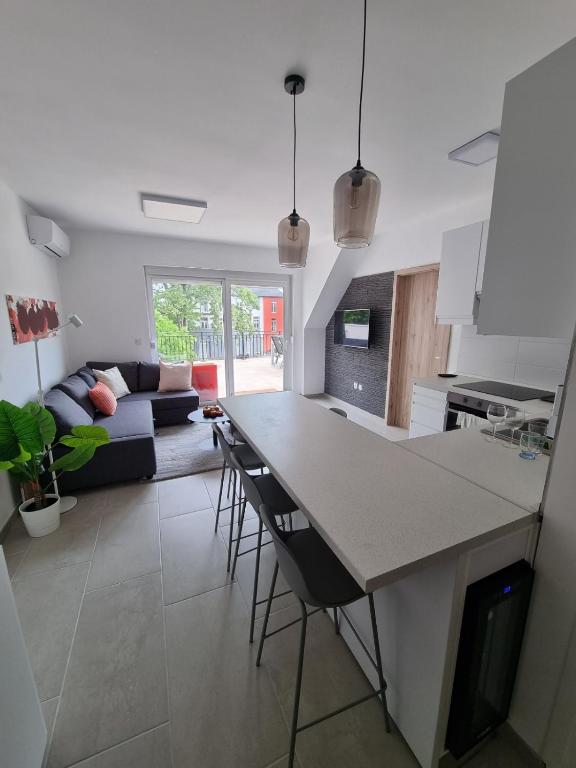 Kuchyňa alebo kuchynka v ubytovaní BIBI Terasz Apartman