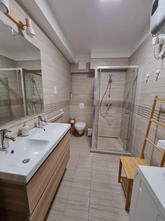Kúpeľňa v ubytovaní BIBI Terasz Apartman