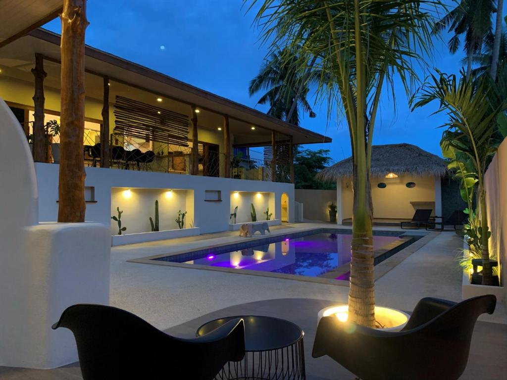 Villa con piscina por la noche en Baan Taolili villa 3 bedrooms, en Hinkong
