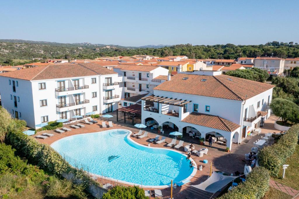 una vista aérea de una villa con piscina en Hotel La Funtana en Santa Teresa Gallura