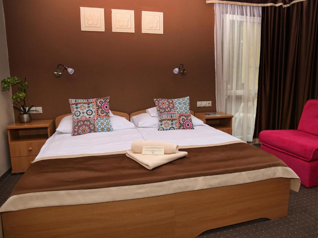 Кровать или кровати в номере ALFA Hotel & Wellness Miskolctapolca