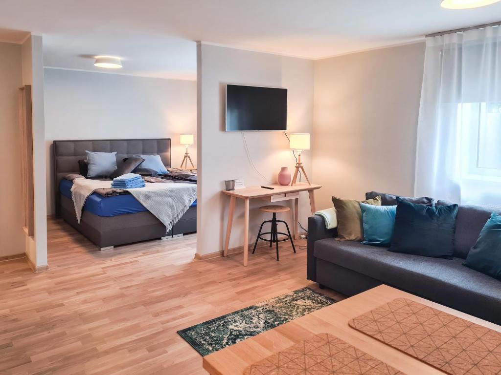 sala de estar con sofá y cama en Õhtu Põik Apartment, en Pärnu