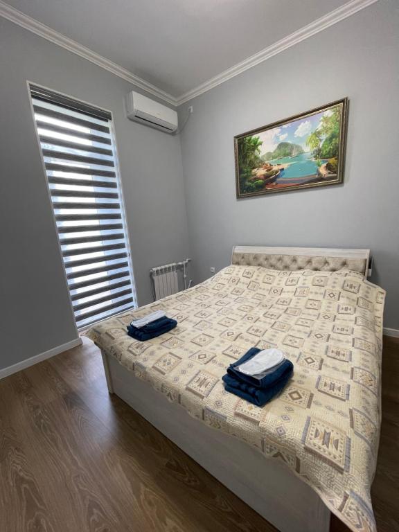 um quarto com uma cama com duas toalhas em Amir Temur Apartment in center After renovation em Tashkent
