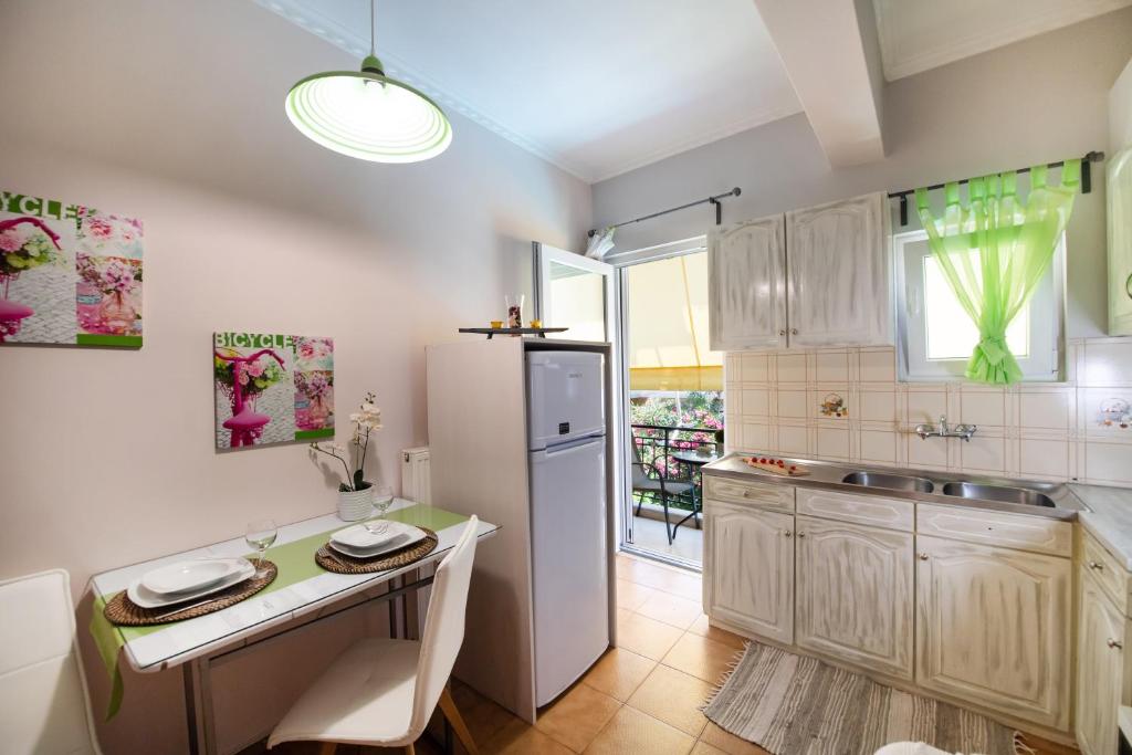 Kuchyň nebo kuchyňský kout v ubytování LEFKAS CITY APARTMENTS & Suites