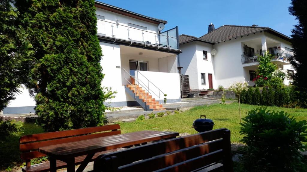 a wooden bench in front of a house at Ferienwohnung Nesa in Traben-Trarbach