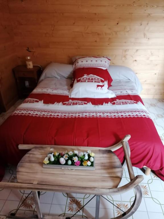 - une chambre avec un lit et un plateau de fleurs dans l'établissement Chambre d'hôte Mont Ventoux, à Aramon