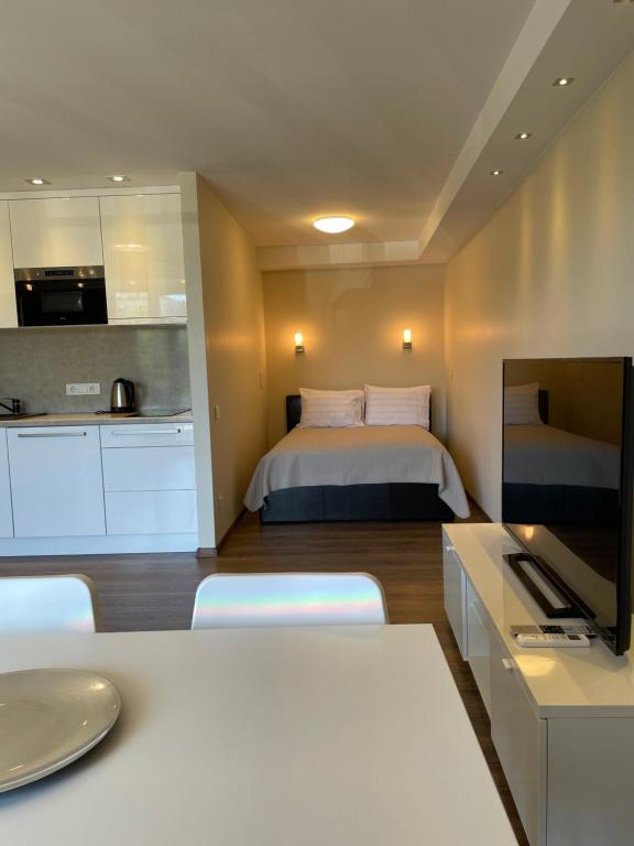 Postel nebo postele na pokoji v ubytování Apartamentai Daukanto 10