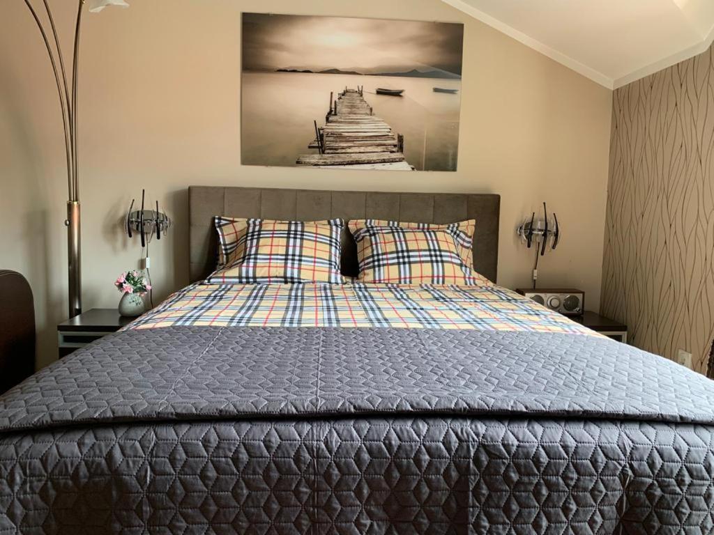 Ένα ή περισσότερα κρεβάτια σε δωμάτιο στο Apartments Aleksandra Cetinje