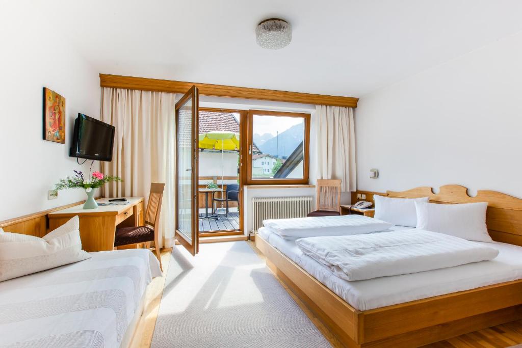 Postel nebo postele na pokoji v ubytování Hotel Gasthof Handl