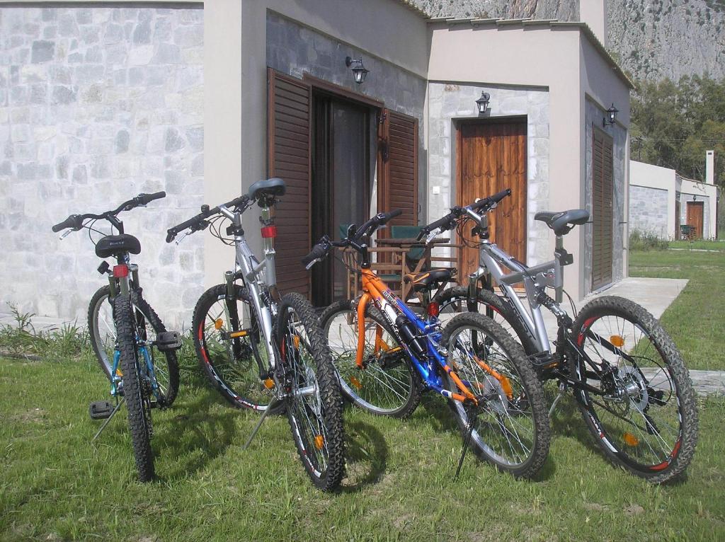 Jízda na kole v ubytování Kryoneri village nebo okolí
