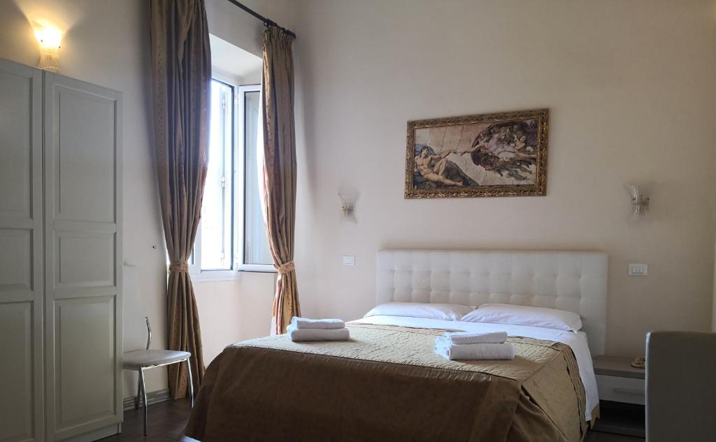 um quarto com uma cama com duas toalhas em Napoleone Suite em Roma