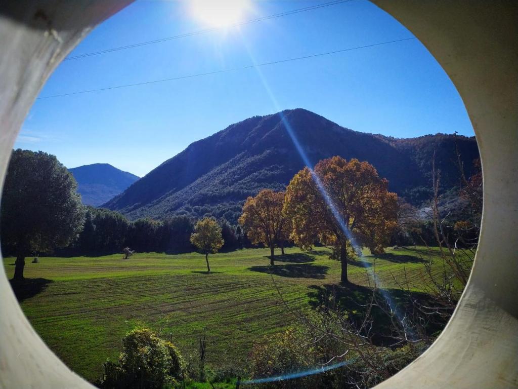 - une vue sur la montagne depuis une fenêtre ronde dans l'établissement Agriturismo Colloreto, à Morano Calabro