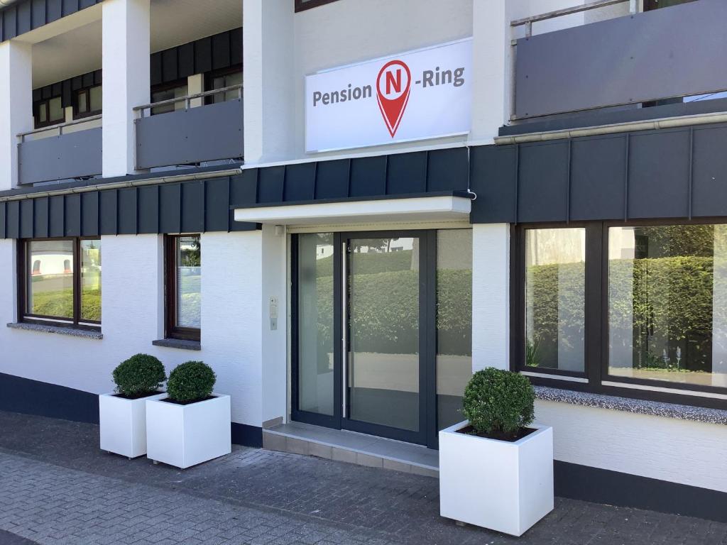 um edifício com vasos de plantas à sua frente em Pension N-Ring em Nürburg