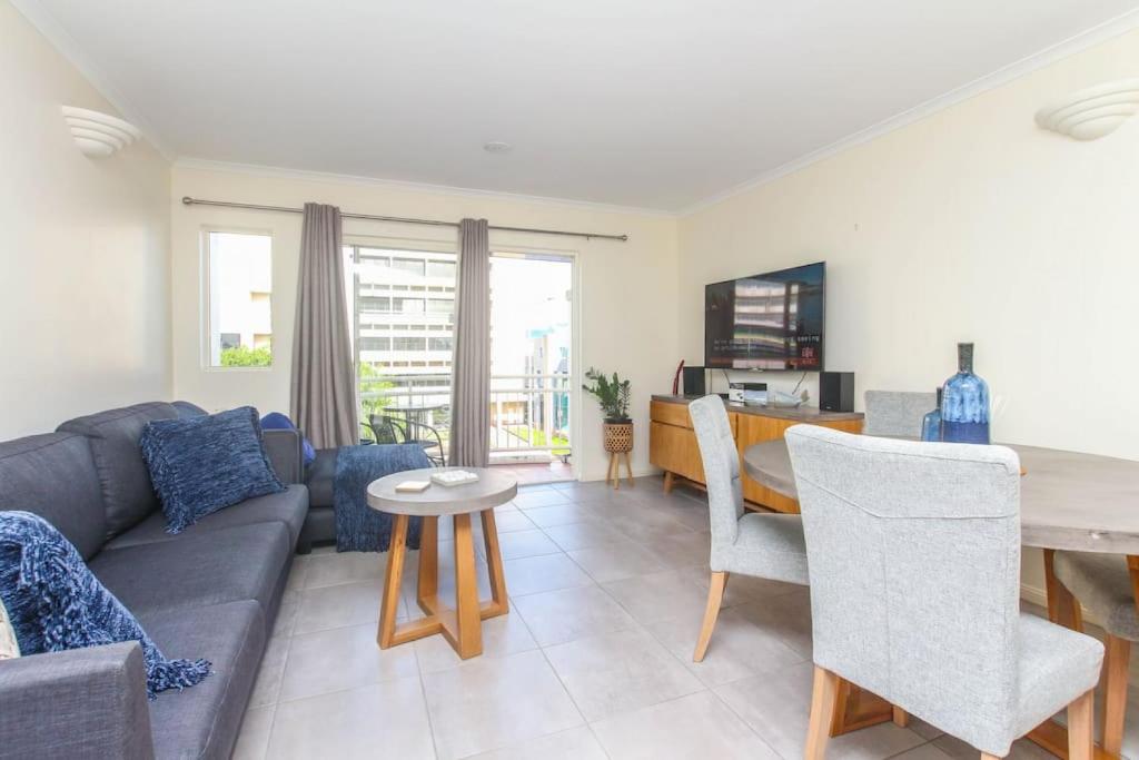 sala de estar con sofá y mesa en Inner City One Bedroom Apartment 27, en Cairns