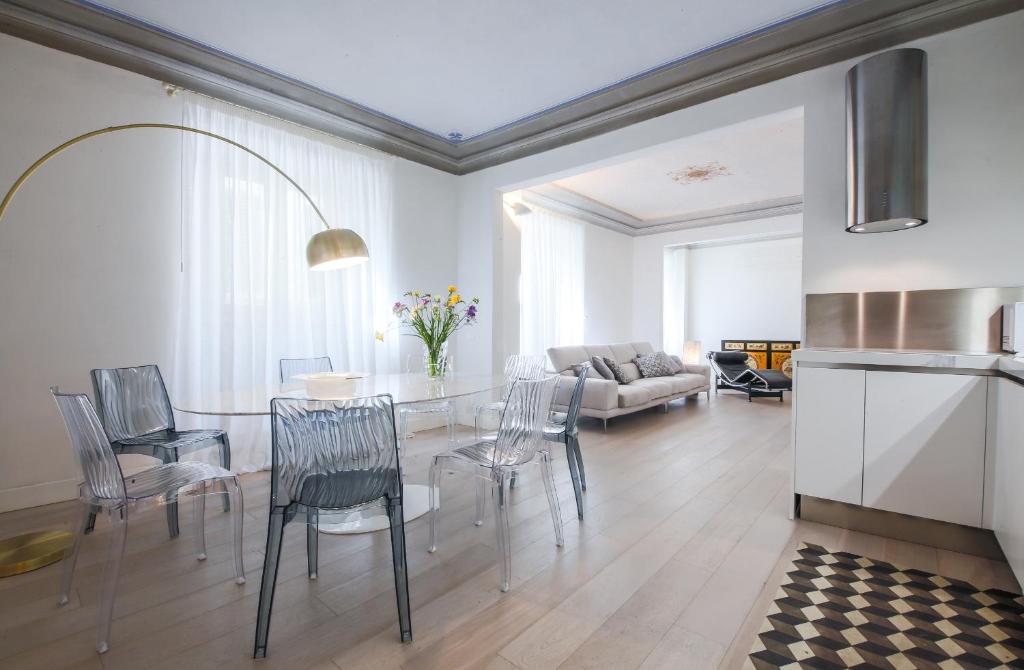un soggiorno con tavolo da pranzo e sedie di Apartments Florence - Boboli Deluxe a Firenze