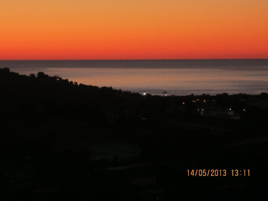 zachód słońca nad oceanem z niebem w obiekcie B&B VENTO DELL'EST w mieście Potenza Picena