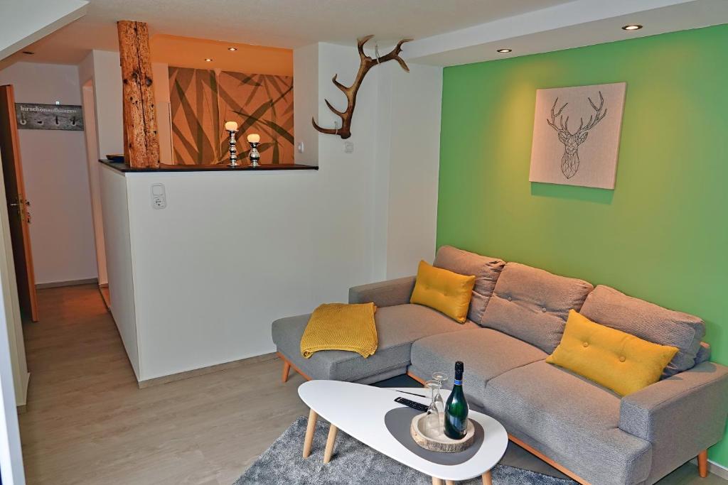 sala de estar con sofá y mesa en Harzapart Apartment 3 "Hirsch", en Walkenried