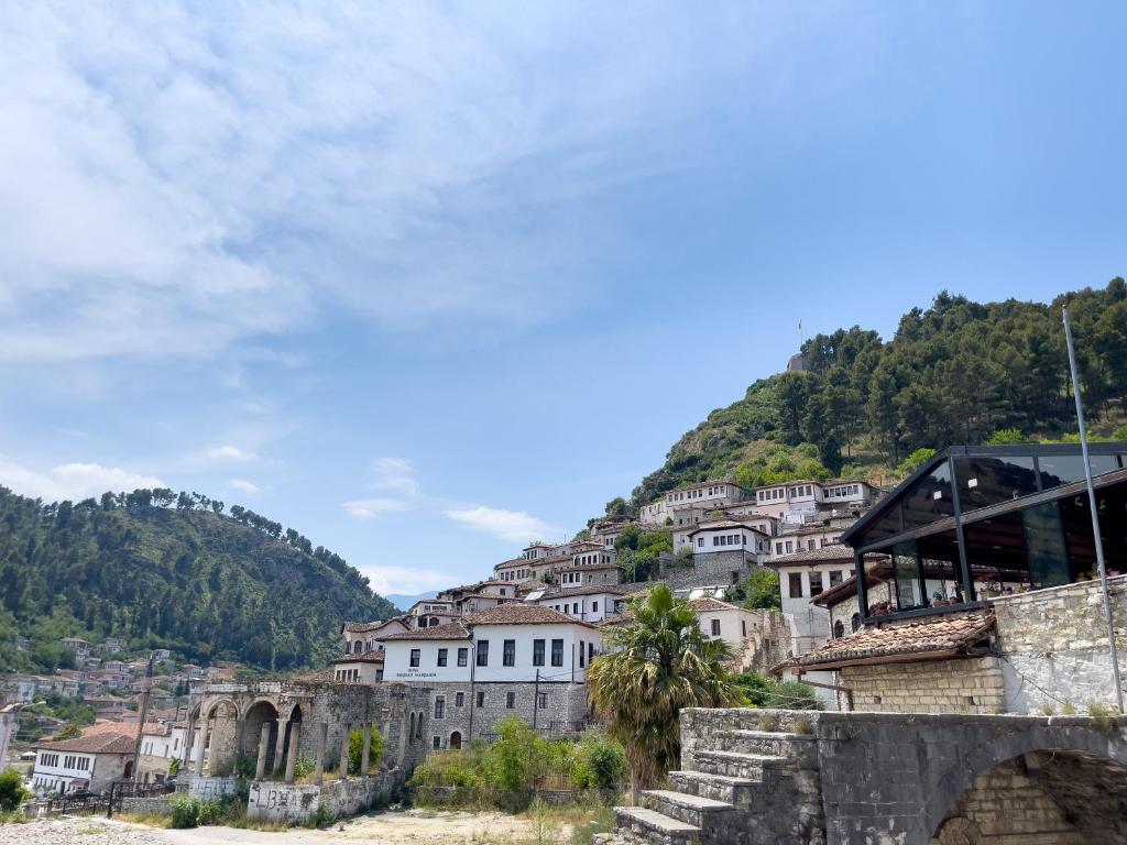 une ville au sommet d'une montagne dans l'établissement White Villa, à Berat