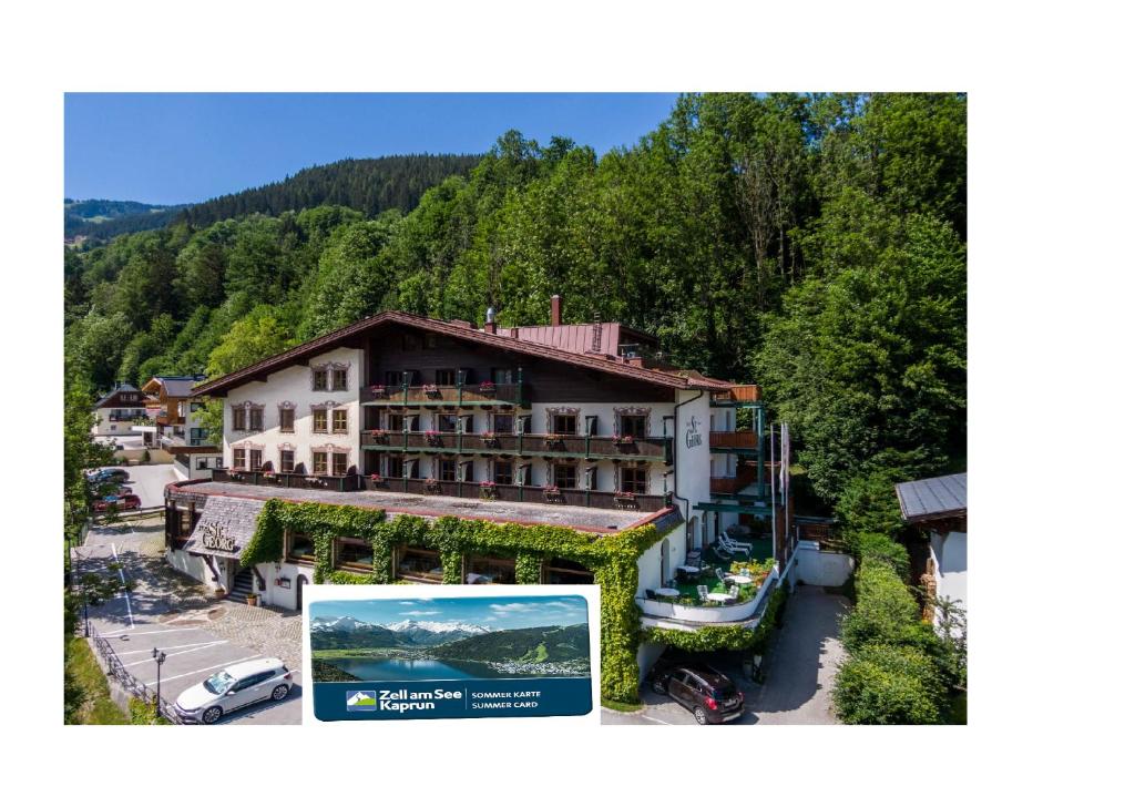 eine Luftansicht eines Hotels in den Bergen in der Unterkunft Hotel St. Georg in Zell am See