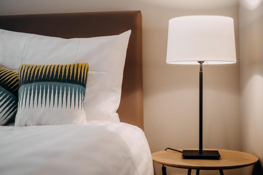 Postel nebo postele na pokoji v ubytování Hotel zum Heidkrug & Café Lil