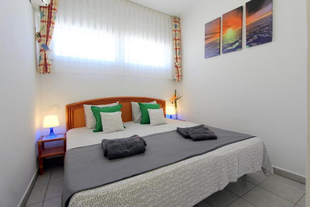Postel nebo postele na pokoji v ubytování LEON INMO Apartment Elen - 10417