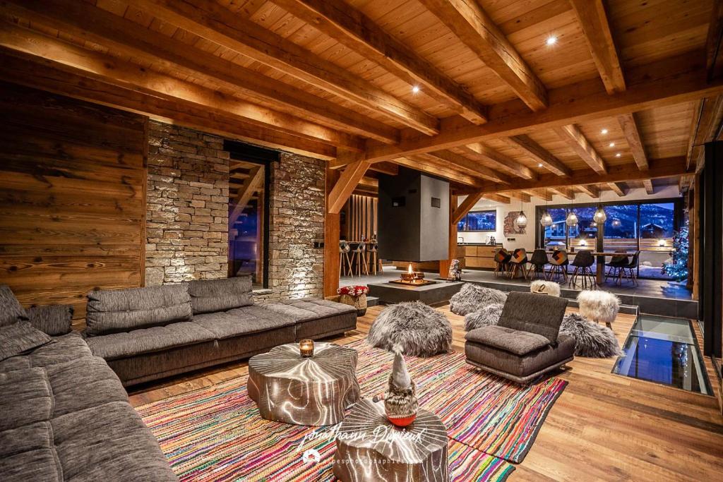 sala de estar con sofá y mesa en Chalet Beleza en La Salle Les Alpes