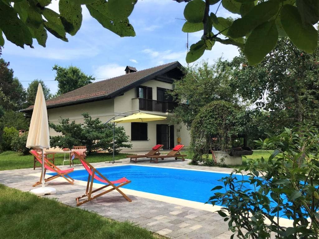 une villa avec une piscine et une maison dans l'établissement Guest House Zajec, à Kuzminec