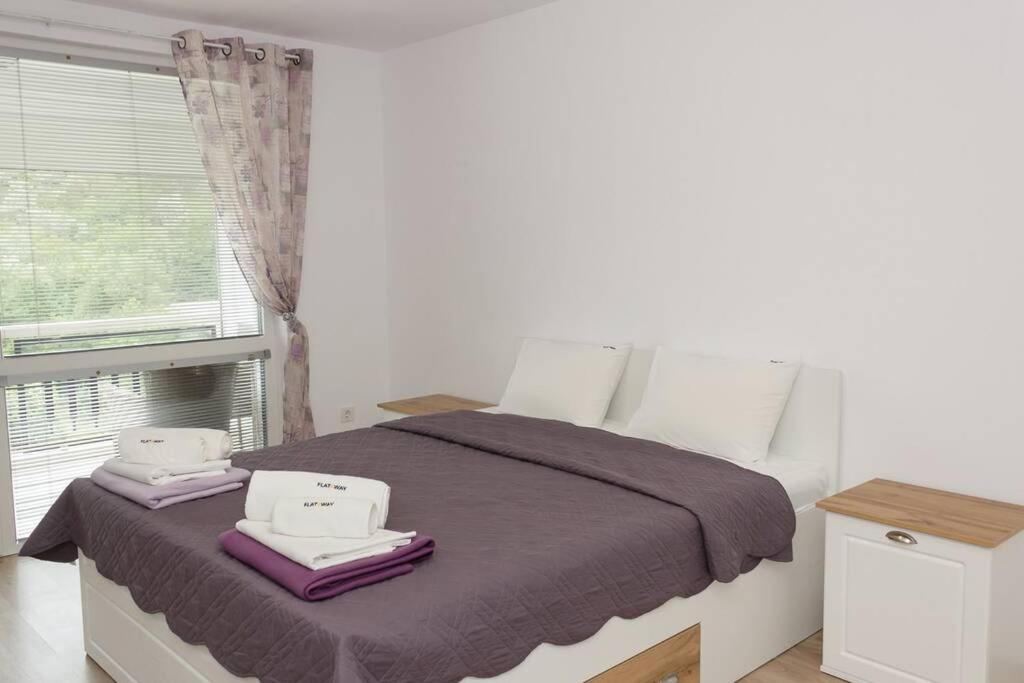 um quarto com uma cama com duas toalhas em Perfect Summer Vacation Rental - One-Bedroom Flat em Topola
