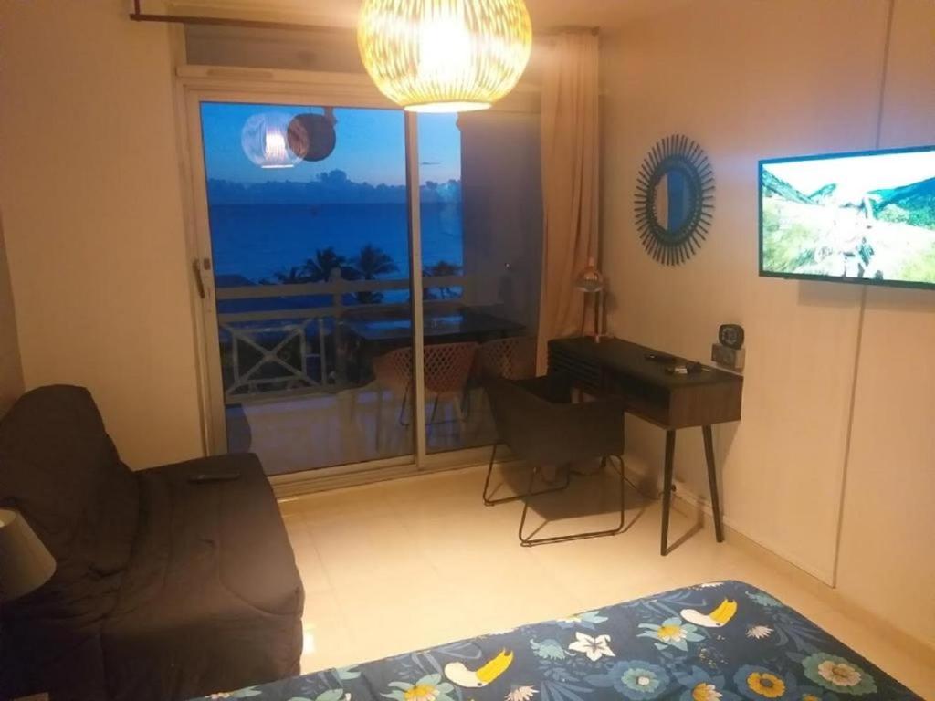 TV a/nebo společenská místnost v ubytování Superbe studio Mi Amor face au Rocher du Diamant