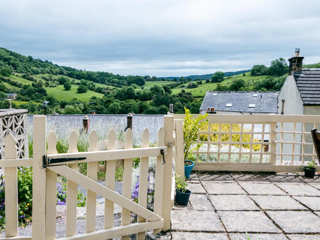 ein weißer Zaun mit Blick in die Landschaft in der Unterkunft Painter's Cottage in Matlock Bank
