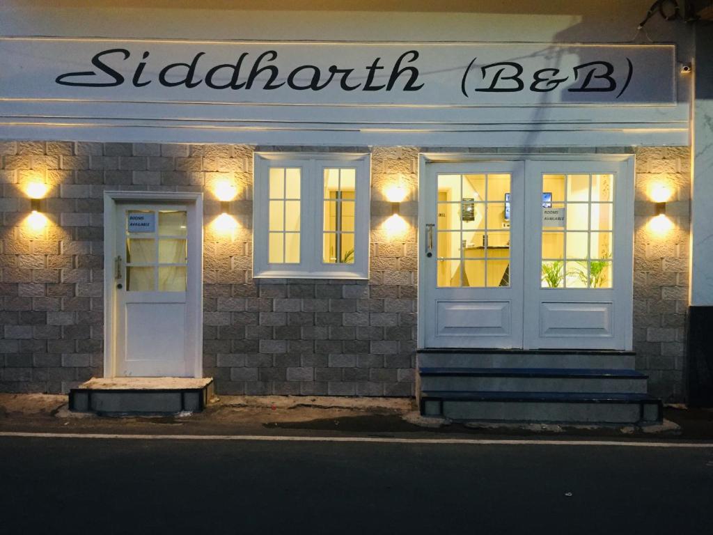 アムリトサルにあるSiddharth BnB - Near Golden Templeの白い扉の看板