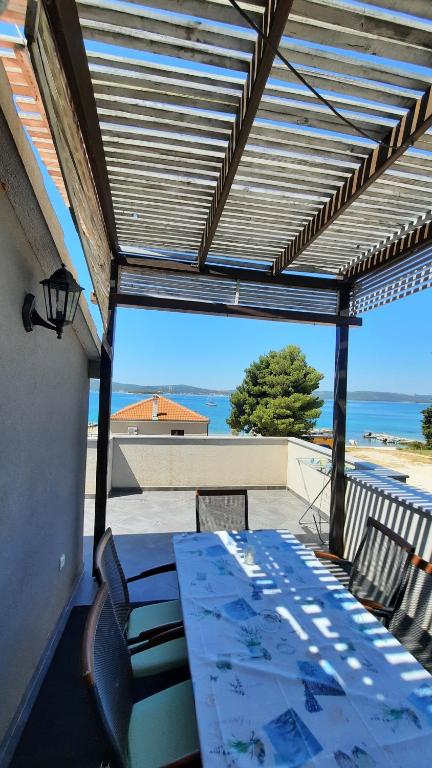 stół na balkonie z widokiem na ocean w obiekcie Apartments Bosana XIV w Biogradzie na Moru