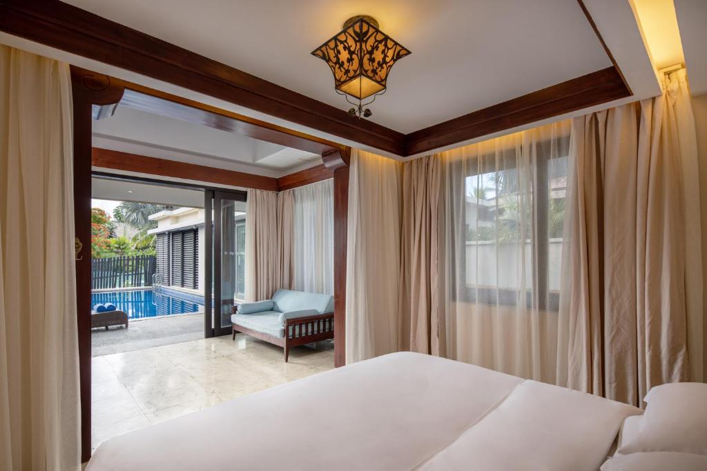 Postel nebo postele na pokoji v ubytování Pullman Sanya Yalong Bay Villas & Resort