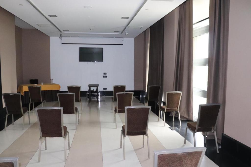 TV in/ali zabaviščno središče v nastanitvi Parco Dei Principi Hotel Congress & SPA